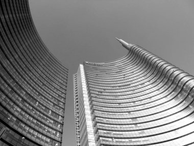 Milano, İtalya - 02/01/2019: bazı insanlar, büyük bir mavi gökyüzü ve yapının dış parçası bazı detayları ile kış günlerinde fotoğraf Milano gökdelenler için şaşırtıcı