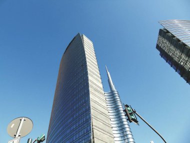 Milano, İtalya - 02/01/2019: bazı insanlar, büyük bir mavi gökyüzü ve yapının dış parçası bazı detayları ile kış günlerinde fotoğraf Milano gökdelenler için şaşırtıcı