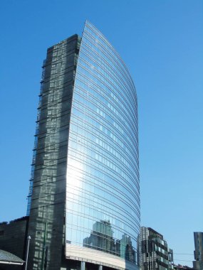 Milano, İtalya - 02/01/2019: bazı insanlar, büyük bir mavi gökyüzü ve yapının dış parçası bazı detayları ile kış günlerinde fotoğraf Milano gökdelenler için şaşırtıcı