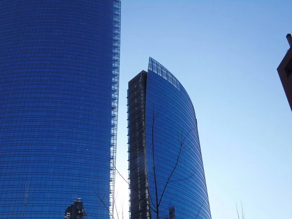 Milano Talya 2019 Bazı Insanlar Büyük Bir Mavi Gökyüzü Yapının — Stok fotoğraf