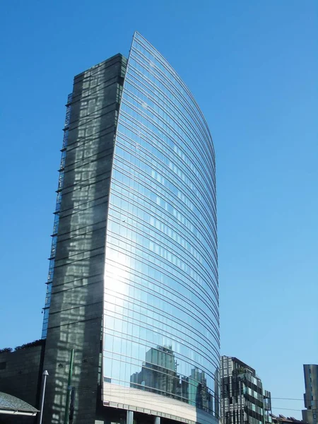 Milano, İtalya - 02/01/2019: bazı insanlar, büyük bir mavi gökyüzü ve yapının dış parçası bazı detayları ile kış günlerinde fotoğraf Milano gökdelenler için şaşırtıcı