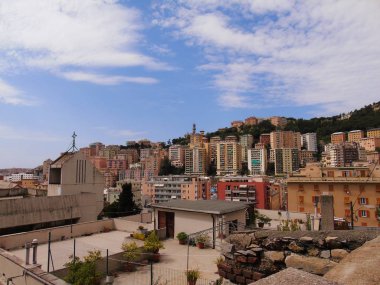 Genova, İtalya - 02/13/2018: kış gün içinde siyah ve beyaz arka plan Cenova şehir üzerinden gökdelenlerin muhteşem bir resim yazısı