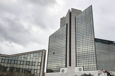 Genova, İtalya - 02/13/2018: kış gün içinde siyah ve beyaz arka plan Cenova şehir üzerinden gökdelenlerin muhteşem bir resim yazısı. Ve bazı binaların üzerinde güzel gün batımı ile