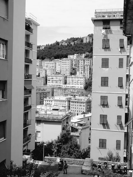 一个惊人的照片的城市和意大利周围的一些自然景观在黑色和白色的版本 — 图库照片