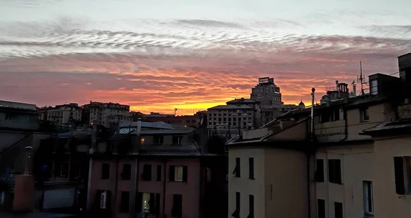 ジェノヴァ イタリア 2018 黒と白の背景に冬の日でジェノバの街のビル群の素晴らしいキャプション いくつかの建物の美しい夕日 — ストック写真