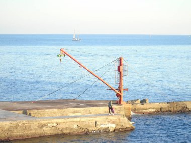 Genova, İtalya - 02/25/2019: bazı dalgalar ve Cenova şehir denize sıfır üzerinden günbatımı kış gün ve güneş tarafından renkli plaja yakın eski binalar için harika manzarası inanılmaz bir resim yazısı