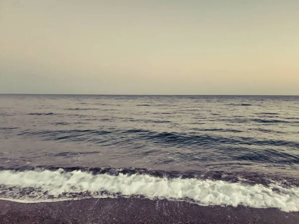 Genova, İtalya - 02/25/2019: bazı dalgalar ve Cenova şehir denize sıfır üzerinden günbatımı kış gün ve güneş tarafından renkli plaja yakın eski binalar için harika manzarası inanılmaz bir resim yazısı