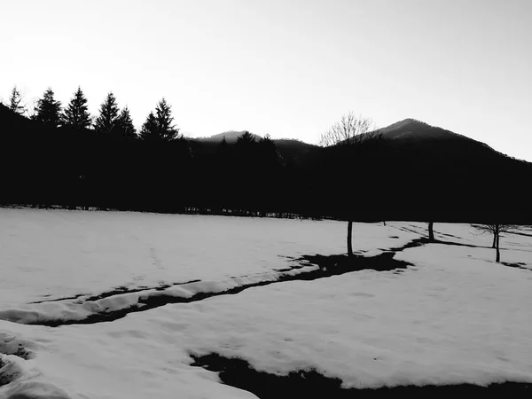 Tiglieto Itália 2019 Fundo Cinzento Bonito Primeira Neve Aldeia Inverno — Fotografia de Stock