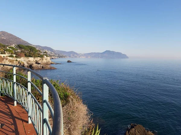 Küçük Dalgalar Kış Günlerinde Deniz Bazı Renkli Bulutlar Üzerinde Inanılmaz — Stok fotoğraf