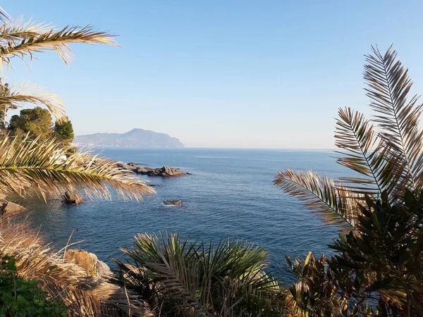 Küçük Dalgalar Kış Günlerinde Deniz Bazı Renkli Bulutlar Üzerinde Inanılmaz — Stok fotoğraf