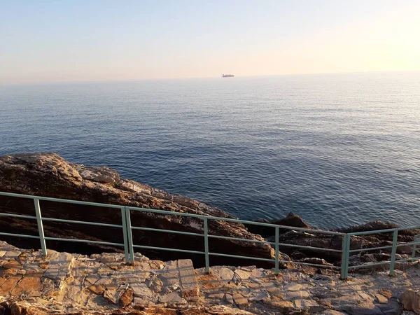 Удивительное Заголовок Небольших Волн Красивый Закат Невероятным Отражением Над Морем — стоковое фото
