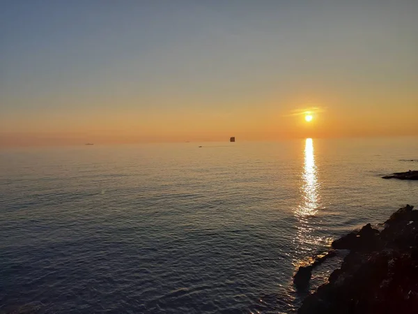 Een Geweldige Bijschrift Van Kleine Golven Prachtige Zonsondergang Met Een — Stockfoto