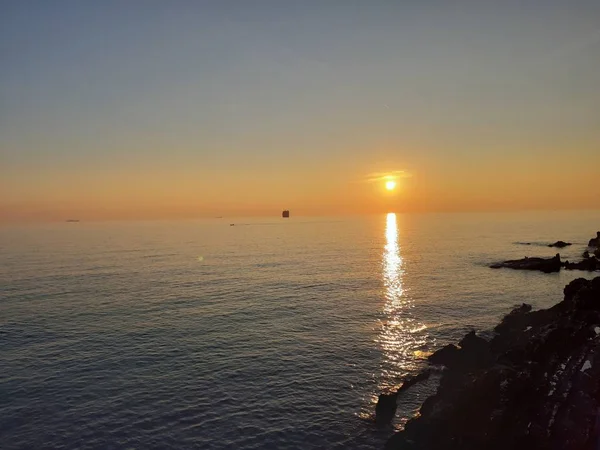 Une Légende Étonnante Petites Vagues Beau Coucher Soleil Avec Reflet — Photo