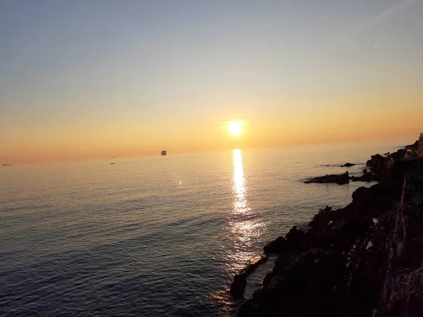 Küçük Dalgalar Kış Günlerinde Deniz Bazı Renkli Bulutlar Üzerinde Inanılmaz — Stok fotoğraf