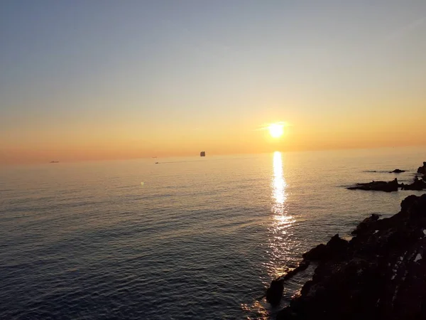 Een Geweldige Bijschrift Van Kleine Golven Prachtige Zonsondergang Met Een — Stockfoto