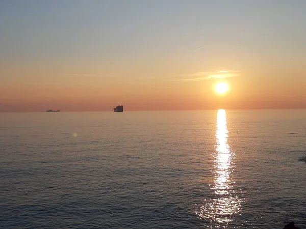 Une Légende Étonnante Petites Vagues Beau Coucher Soleil Avec Reflet — Photo