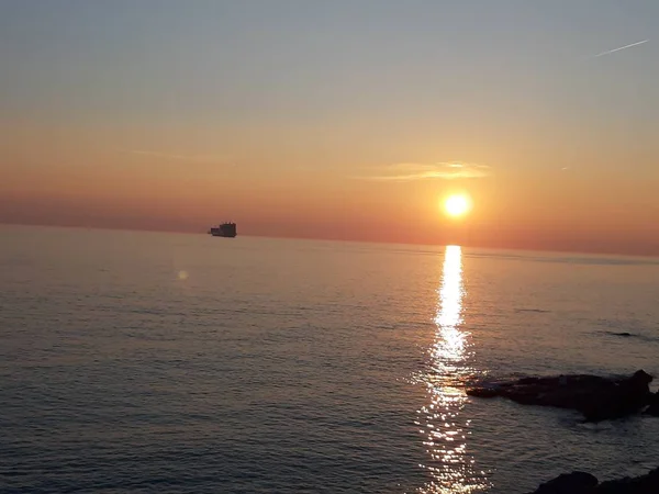 Удивительное Заголовок Небольших Волн Красивый Закат Невероятным Отражением Над Морем — стоковое фото