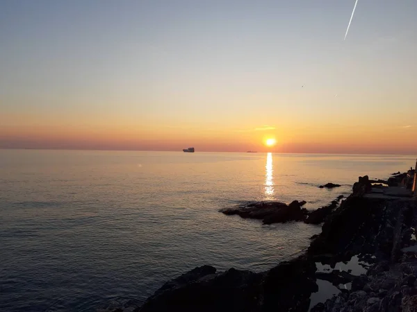Eine Erstaunliche Bildunterschrift Von Kleinen Wellen Und Einem Wunderschönen Sonnenuntergang — Stockfoto