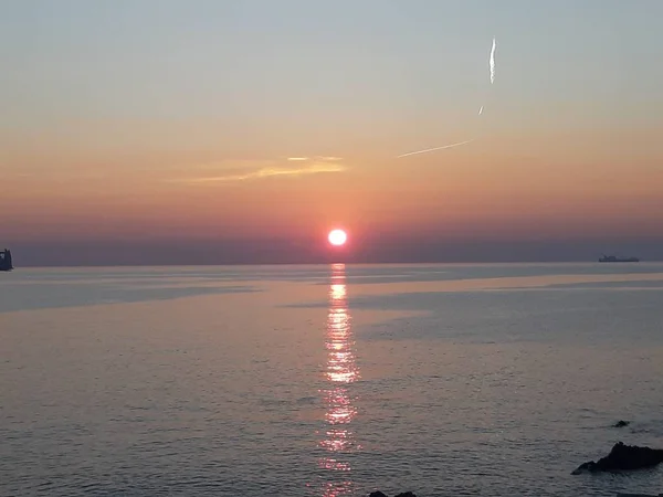 Een Geweldige Bijschrift Van Kleine Golven Prachtige Zonsondergang Met Een — Stockfoto