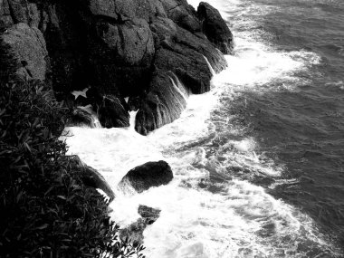 Genova, İtalya - 03/08/2019: küçük dalgalar ve kış yaşam ve bazı siyah-beyaz fotoğraflar deniz ve bazı renkli bulutlar üzerinde inanılmaz bir yansıması ile güzel gün batımı harika bir resim yazısı.