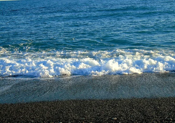 意大利热那亚 2019 一个惊人的标题 小海浪和美丽的日落与令人难以置信的反映在海面上和一些彩色云在冬季的日子 和一些黑白照片 — 图库照片