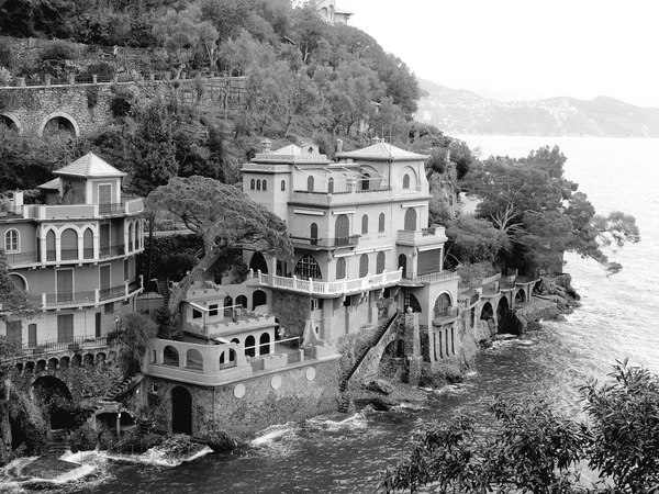 Genova, İtalya - 03/08/2019: küçük dalgalar ve kış yaşam ve bazı siyah-beyaz fotoğraflar deniz ve bazı renkli bulutlar üzerinde inanılmaz bir yansıması ile güzel gün batımı harika bir resim yazısı.