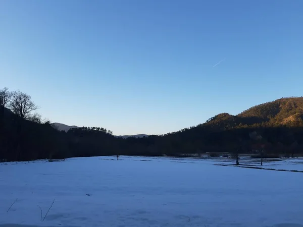 Tiglieto Itália 2019 Belo Fundo Azul Última Neve Aldeia Inverno — Fotografia de Stock