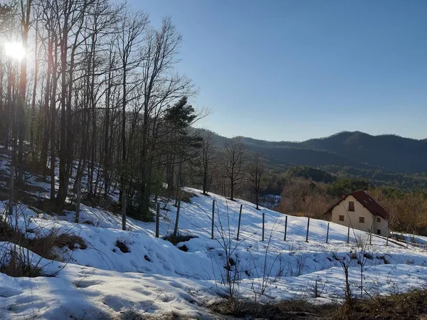 Tiglieto Włochy 2019 Piękne Niebieskie Tło Ostatni Śnieg Miejscowości Zimą — Zdjęcie stockowe