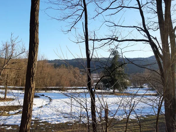 Tiglieto Itália 2019 Belo Fundo Azul Última Neve Aldeia Inverno — Fotografia de Stock