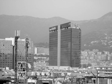 Genova, Italya-04/02/2019: büyük bir gri gökyüzü, bazı uzun gökdelenler ve güzel eski binalar ile, kış günlerinde tepelerden Genova kentinin inanılmaz bir başlık