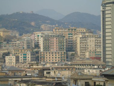 Genova, Italya-04/02/2019: büyük bir gri gökyüzü, bazı uzun gökdelenler ve güzel eski binalar ile, kış günlerinde tepelerden Genova kentinin inanılmaz bir başlık