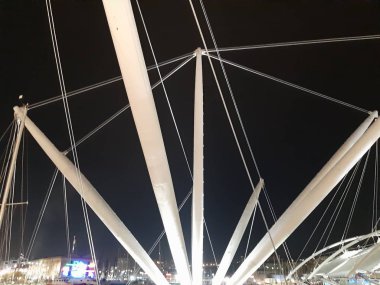 Genova, Italya-04/07/2019: bahar günlerinde gece Genova limanının inanılmaz bir başlık. Gece zevk bazı insanlar ile sahil üzerinde modern yapının güzel vieews.
