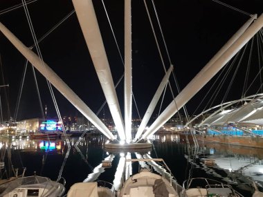 Genova, Italya-04/07/2019: bahar günlerinde gece Genova limanının inanılmaz bir başlık. Gece zevk bazı insanlar ile sahil üzerinde modern yapının güzel vieews.
