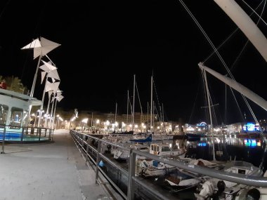 Genova, Italya-04/07/2019: bahar günlerinde gece Genova limanının inanılmaz bir başlık. Gece zevk bazı insanlar ile sahil üzerinde modern yapının güzel vieews.