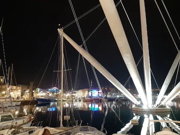 제노바 이탈리아 2019 밤에는 제노바 놀라운 캡션입니다 즐기는 사람들과 해변에 — 스톡 사진