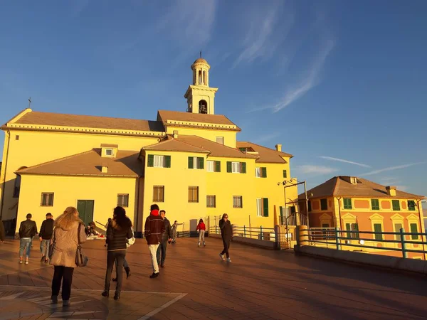 제노바 이탈리아 2019 제노바의 지구인 보카세 Boccadasse 시간대에 저녁을 즐기며 — 스톡 사진