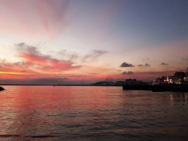 Lüks beyaz yatlar ve ilgi çekici yerler ile Porto Antico limanı, berrak bahar gününde siyah gökyüzü ile eski Avrupa kenti Cenova tarihi merkezinde Bigo inşaat