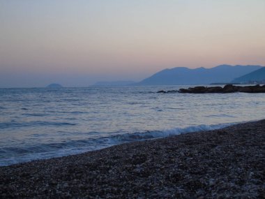 Genova, İtalya - 22.04.2019: Liguria, İtalya, Avrupa kıyılarında büyük dalgaların kırılması. Uçurumun üzerinde deniz inbeyaz dalgaları.