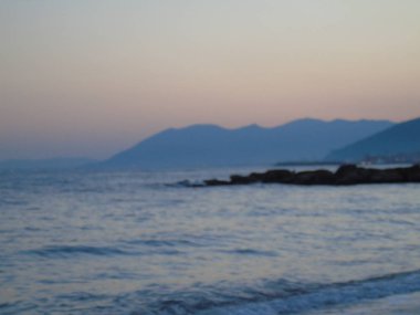 Genova, İtalya - 22.04.2019: Liguria, İtalya, Avrupa kıyılarında büyük dalgaların kırılması. Uçurumun üzerinde deniz inbeyaz dalgaları.