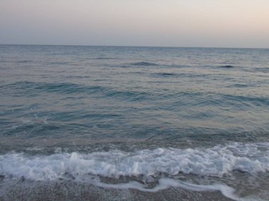 Genova, İtalya - 22.04.2019: Liguria, İtalya, Avrupa kıyılarında büyük dalgaların kırılması. Uçurumun üzerinde deniz inbeyaz dalgaları.