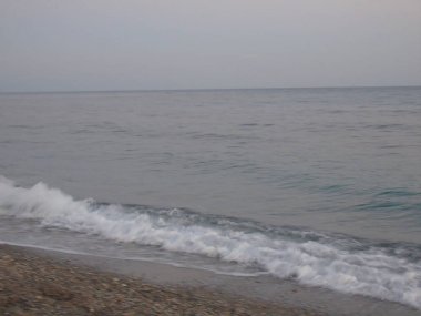 Genova, İtalya - 22.04.2019: Liguria, İtalya, Avrupa kıyılarında büyük dalgaların kırılması. Uçurumun üzerinde deniz inbeyaz dalgaları.