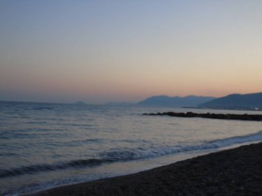 Genova, İtalya - 22.04.2019: Liguria, İtalya, Avrupa kıyılarında büyük dalgaların kırılması. Uçurumun üzerinde deniz inbeyaz dalgaları.