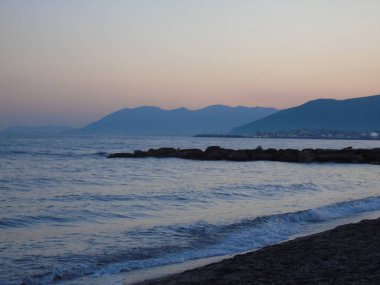 Genova, İtalya - 22.04.2019: Liguria, İtalya, Avrupa kıyılarında büyük dalgaların kırılması. Uçurumun üzerinde deniz inbeyaz dalgaları.