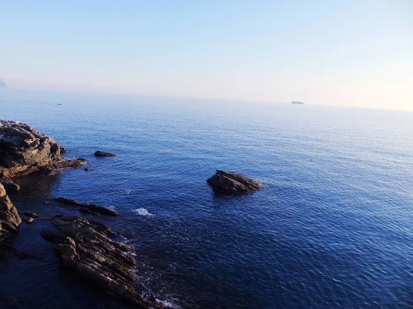 제노바 이탈리아 2019 아름다운 빨간색과 배경에 놀라운 구름과 오래된 바위와 — 스톡 사진