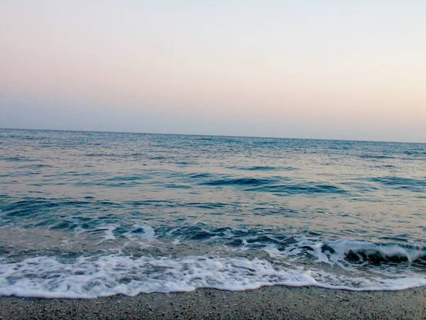 ジェノバ イタリア 2019 美しい赤と青の空とジェノバの海の上に春の日の夕日の素晴らしいキャプション 背景にいくつかの素晴らしい雲と海の上の古い岩 — ストック写真