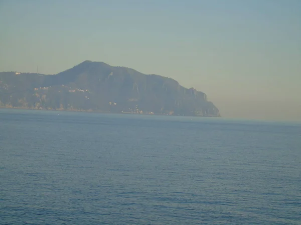 Genova Talya 2019 Güzel Kırmızı Mavi Gökyüzü Arka Planda Bazı — Stok fotoğraf
