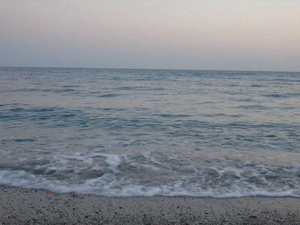 ジェノバ イタリア 2019 美しい赤と青の空とジェノバの海の上に春の日の夕日の素晴らしいキャプション 背景にいくつかの素晴らしい雲と海の上の古い岩 — ストック写真