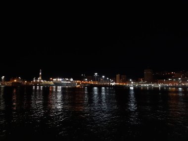 Genova, İtalya - 19.04.2019: Koyunların bazı güzel ışıkları ve şehrin bir bölümüne muhteşem bir manzara ile baharda Cenova'nın deniz kıyısının muhteşem bir başlığı.