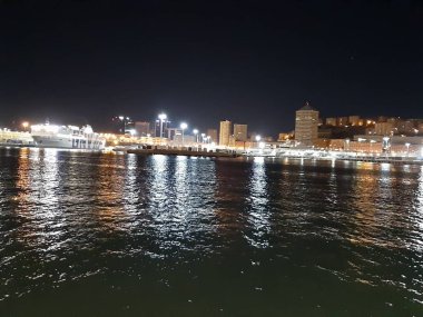 Genova, İtalya - 19.04.2019: Koyunların bazı güzel ışıkları ve şehrin bir bölümüne muhteşem bir manzara ile baharda Cenova'nın deniz kıyısının muhteşem bir başlığı.