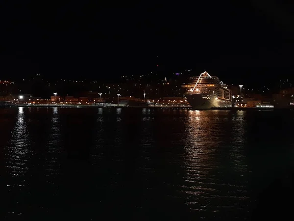 Genova Włochy 2019 Niesamowity Podpis Morskiego Wybrzeża Genui Nocą Wiosną — Zdjęcie stockowe